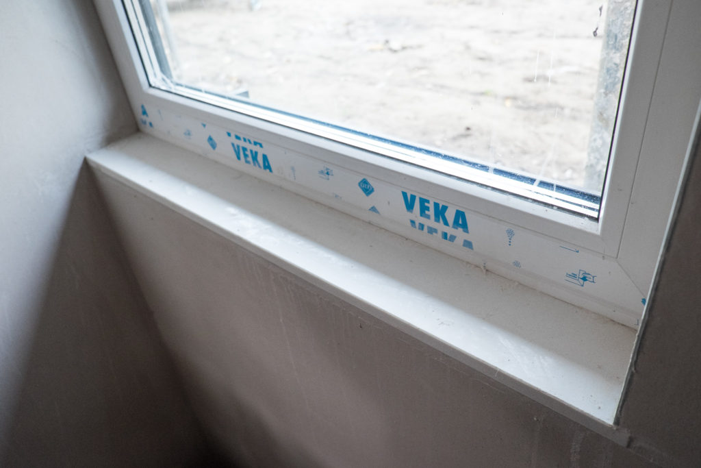 Schmale Fensterbank im Treppenhaus - so kann man an keiner Kante hängen bleiben