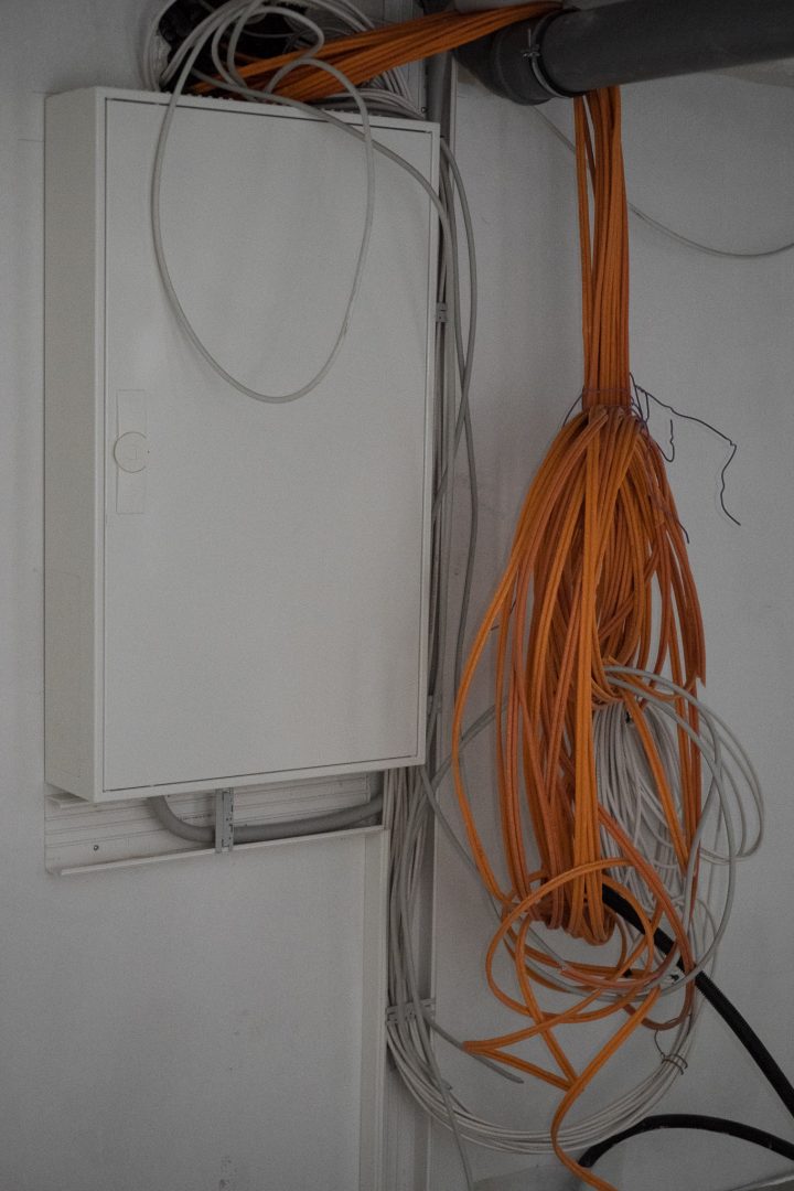 Verteilerschrank und (orange) Netzwerkkabel